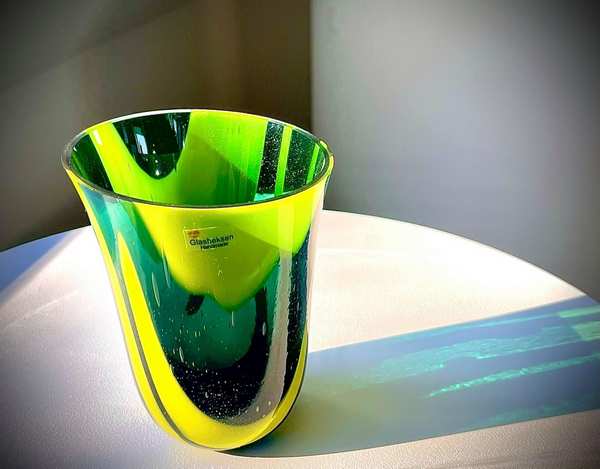 Glasvase i grønne farver af Lone Fruergaard
