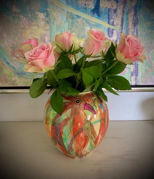 Malet vase med roser af Lea Peters