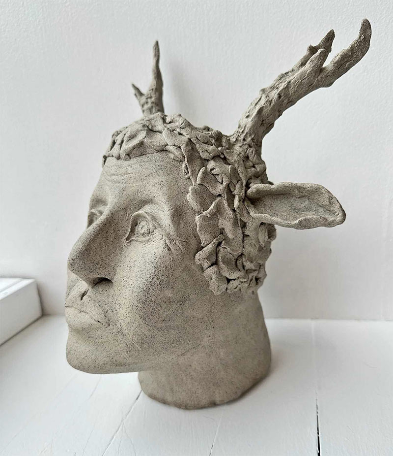 Keramik surrealisme figur skulptur af kunstner Marian Rune